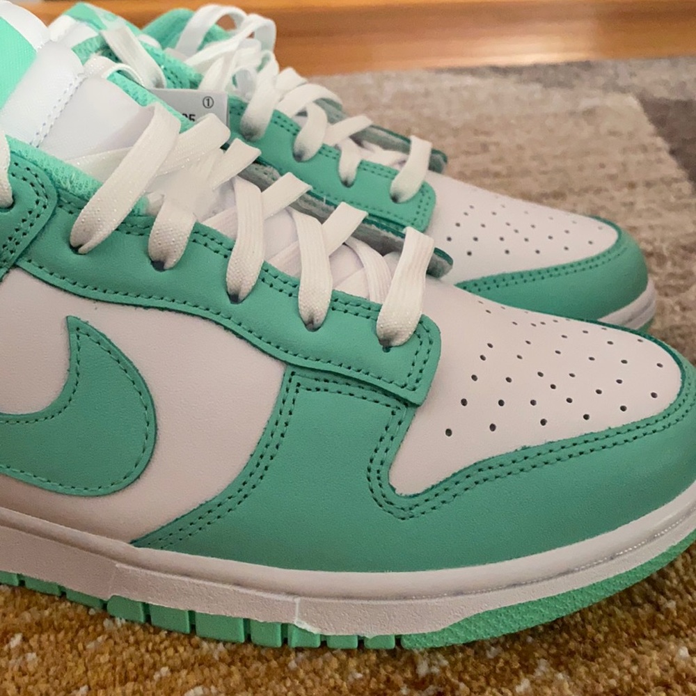 NIKE DUNK LOW *BRAND NEW NEVER WORN WITH TAG*